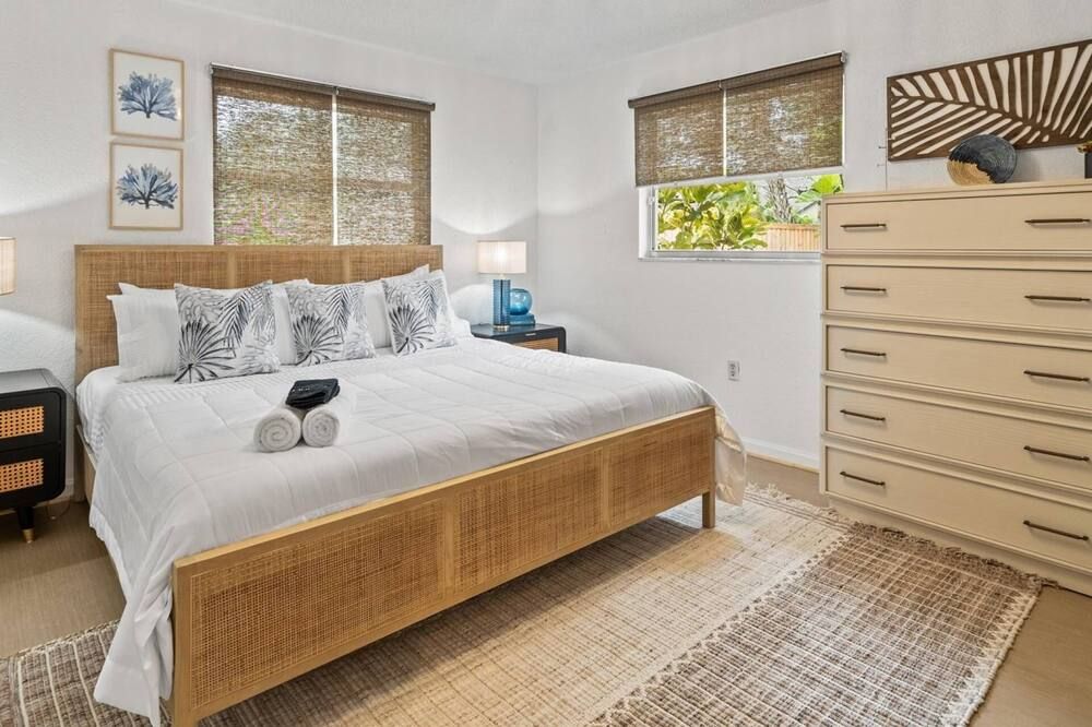 Sunset Greens is a newly renovated 3 bedroom heated pool home in South Tampa with putting green - Tampa - Bedroom