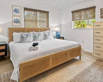 Sunset Greens is a newly renovated 3 bedroom heated pool home in South Tampa with putting green - Tampa - Bedroom