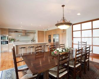 Blackwood House - Hamilton - Dining room
