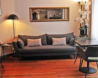 Hotel Hippodrome - Paris - Living room