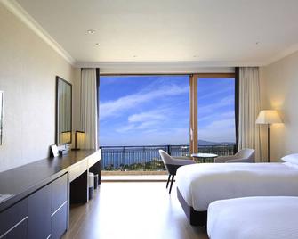 Jeju Booyoung Hotel - Seogwipo - Bedroom