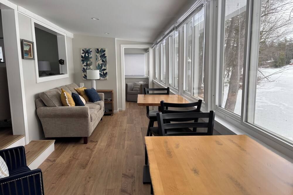 Lakefront Year-Round Retreat with Kayaks & Dock in Concord, NH, Cozy & Modern' - Concord - Wohnzimmer