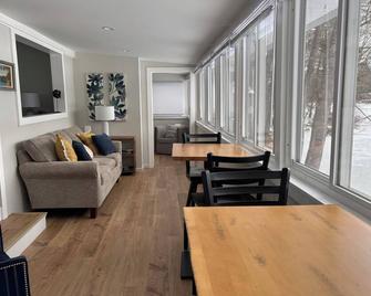 Lakefront Year-Round Retreat with Kayaks & Dock in Concord, NH, Cozy & Modern\' - Concord - Obývací pokoj