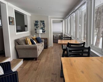 Lakefront Year-Round Retreat with Kayaks & Dock in Concord, NH, Cozy & Modern' - Concord - Wohnzimmer