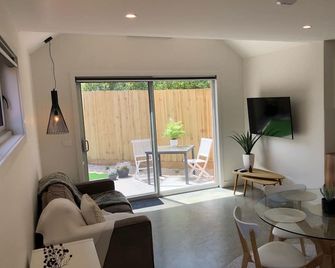 This 1-bedroom Guest Suite is the ultimate weekend getaway - Torquay - Sala de estar