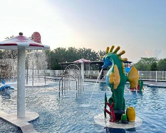 Savanna Hill Resort - Ulu Tiram - Piscina