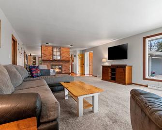 NFL Draft Retreat: Entertain or Relax in comfort - 10 minutes to Lambeau Field - De Pere - Living room