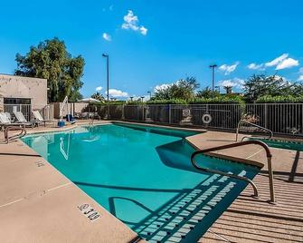 Affordability Meets Comfort at Red Lion Inn Goodyear Phoenix! Free Parking - Goodyear - Pool