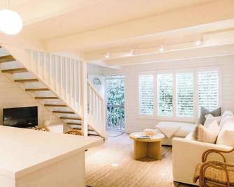 Darling Carpinteria Beach Getaway - Carpinteria - Living room