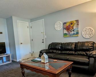 Relaxing Home Away - Beach, Downtown Just 4 blocks - Clear Lake - Living room