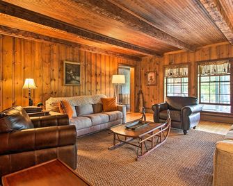Vintage Schroon Lake Farmhouse w/ Private Beach! - Schroon Lake - Sala de estar