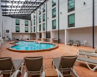 كمفرت إن آند سويتس ناشفيل داون تاون - ستاديوم - ناشفيل (تينيسي) - حوض السباحة