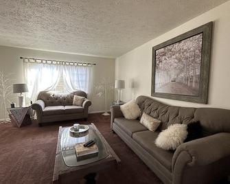 Quiet 2 BR with washer & dryer & back deck - Aliquippa - Living room