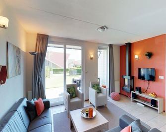 Well-kept holiday home with roof terrace - Kortgene - Вітальня