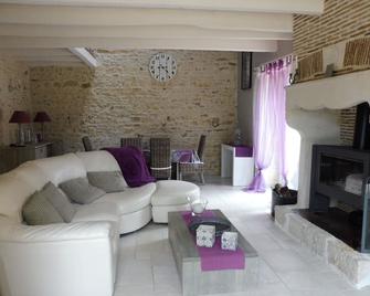 Quiet Comfortable With Relaxing Pool For 6 To 8 People - Cellefrouin - Sala de estar