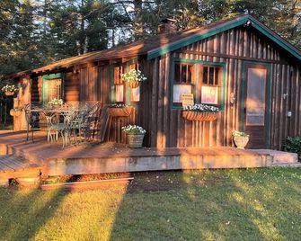 Vintage log cabin located in the Chequamegon National Forest on Blaisdell Lake. - Winter - Patio