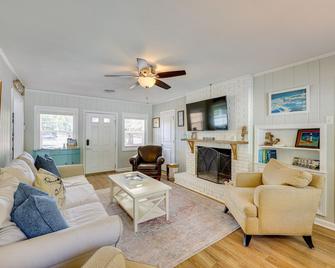 Beachy Wilmington Home 6 Mi to Riverwalk and Dtwn! - Wilmington - Wohnzimmer