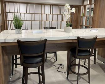 La Quinta Inn & Suites by Wyndham Springdale - Springdale - Eetruimte