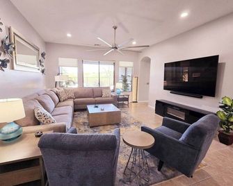 Gorgeous 4BR Home w/Heated Pool & Mtn Views - Marana - Huiskamer