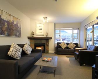Marketplace Lodge by Whistler Retreats - Whistler - Living room