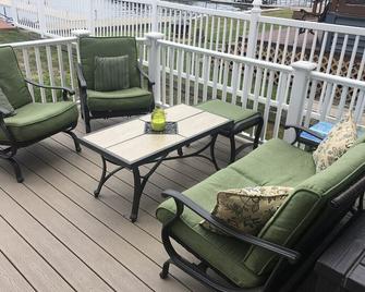 Chautauqua Lakefront Home! Remodeled! 5 Bdrm 3 Full Bath 4 Night Min Oct-May - Jamestown - Balcony