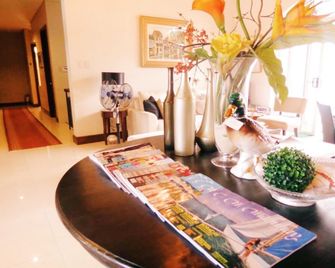 Country Chateau Hotel - Tagaytay