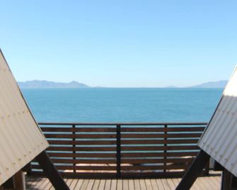 Base Backpackers Hotel Magnetic Island - מגנטיק איילנד - מרפסת