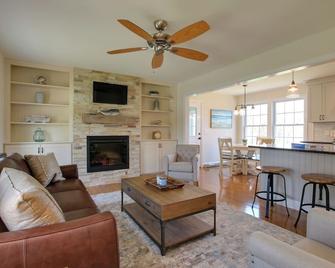 Walk to Pawcatuck River Family-Friendly Home! - Pawcatuck - Living room
