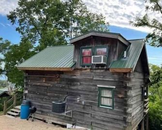 Rustic River Cabin 5 - Savanna