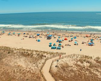 Atlantic Oceanfront Inn - Ocean City - Beach
