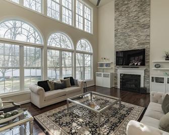 Luxury Single Family Home At The Heart Of Tysons Corner! Minutes From DC! - Falls Church - Living room