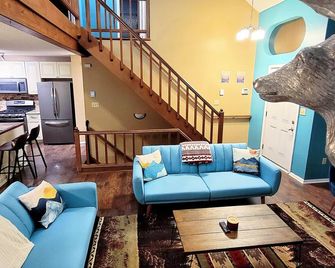 Experience fun at Camelback, stay at our spacious 4-bedroom chalet - East Stroudsburg - Salon
