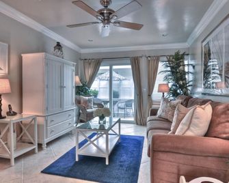 Chic Pier Bowl condo with patio - only 1 block to the beach - San Clemente - Living room