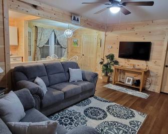 Totally Remodeled 1930's House w/Firepit & Deck close to Outdoor Adventures. - Victor - Salon