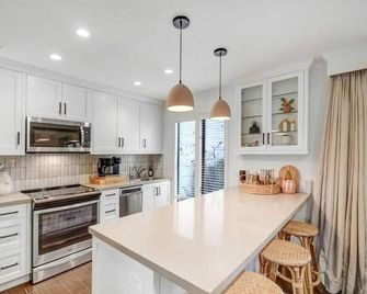 Chic Resort Retreat : Pool Access, Kitchen, Patio - Napa - Cocina