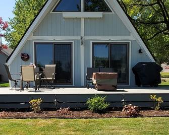 Cozy cottage—lake Wawasee channel— easy access to lake - Syracuse - Edificio