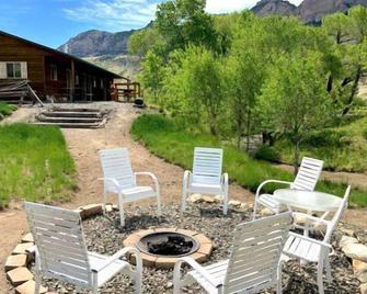 Creek Side Cabin #2- Wapiti Valley, steps from Trout Creek - Cody - Pátio