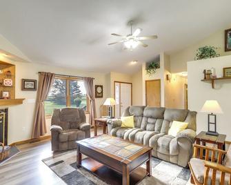 Sturgis Home w/ Yard 1 Mi to Minnewaukan Lake - Sturgis - Sala de estar