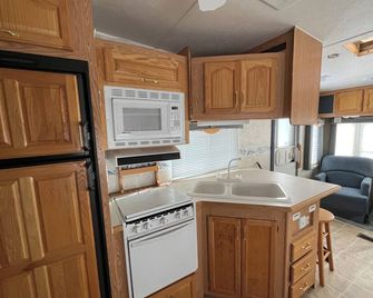 Finch - Camper at Sunset Bay - Onanole - Cocina