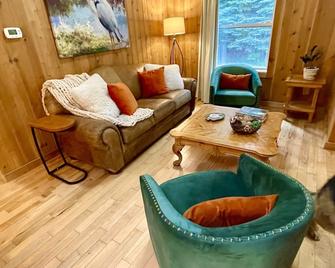 30 acres to yourself, hiking trails, sauna, jet tub, near 3 lakes, pets welcome - Onekama - Living room