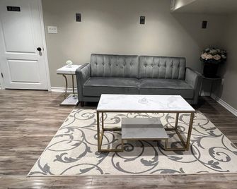 Entire Separate 1 Bedroom Guest Suite Basement(Attraction For Winery & So On) - Lincoln - Living room