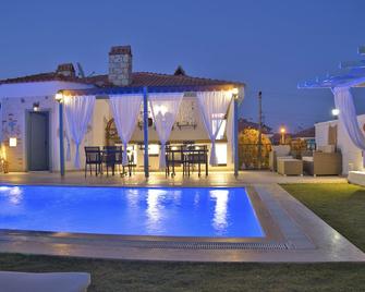Elda Alacati Boutique Hotel - Alacati - Piscina