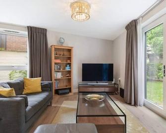 Modern 3BR Flat quick links to LDN & Heathrow - Shepperton - Living room