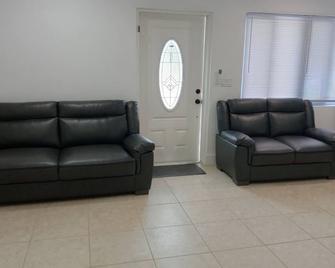 Charming 2-bedroom apartment on Crockett Drive/Roderick Corner - Marsh Harbour
