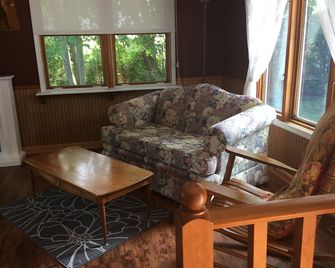 The Bliss - entire home - Kingsville - Living room