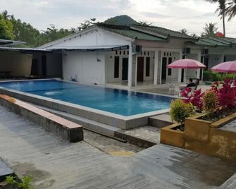 Jo Homestay - Kuta - Uima-allas