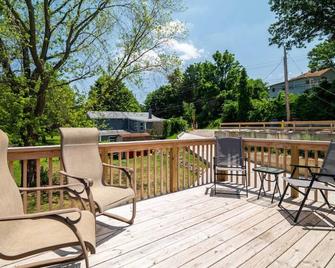 Lake Front Hot Tub Fire Pit Sleeps 10 - Akron - Balcony