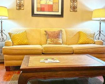 King Charlie's Place in Historic Roscoe Village - Coshocton - Living room