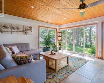 5 Minute to Whiskey Run Golf Course! Waterfront property- Hot tub + Sauna! - Port Colborne - Obývací pokoj