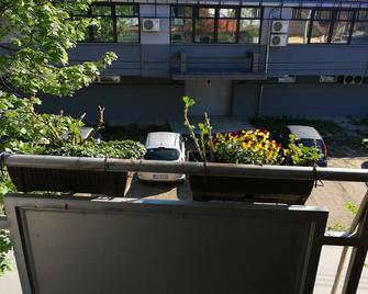New and quiet apartment in quiet street. Great location near city centar. Spacey - Sremski Karlovci - Balcony